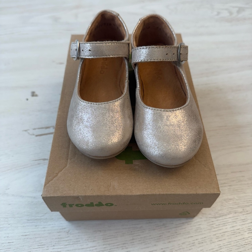 Froddo Girls  Gold  Mary Jane Shoes NWT size 25